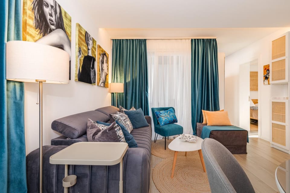 Living room, Seating area