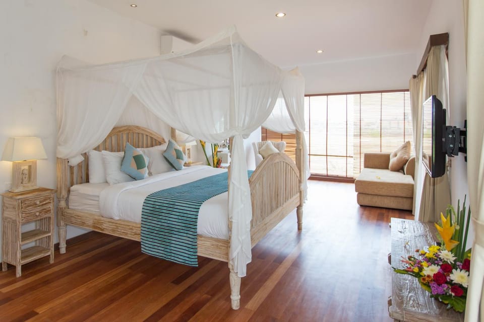 Bed, Living room, Photo of the whole room, Seating area, Bedroom