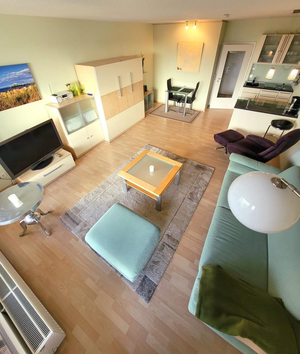 Bed, TV and multimedia, Kitchen or kitchenette, Living room, Photo of the whole room, Seating area, Dining area, hair dresser