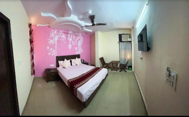 Bed, TV and multimedia, Photo of the whole room, Bedroom