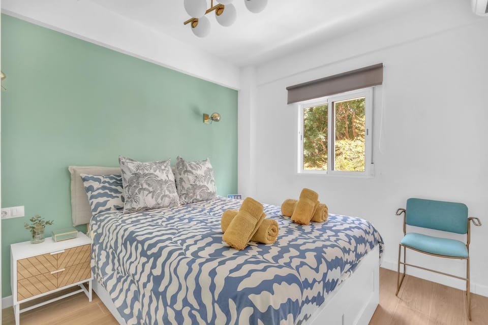 Bedroom, towels