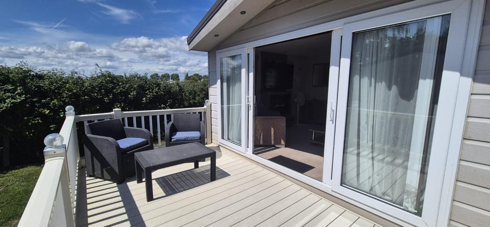 3 Bedroom caravan St osyth beach holiday park with free WiFi and parking Apartment in Tendring District