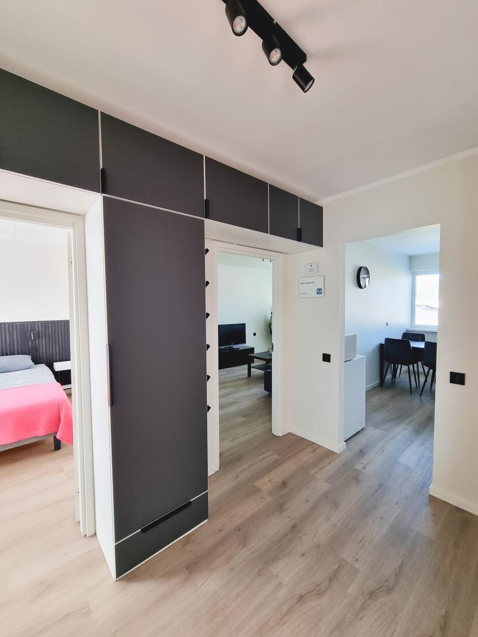Photo of the whole room, Location