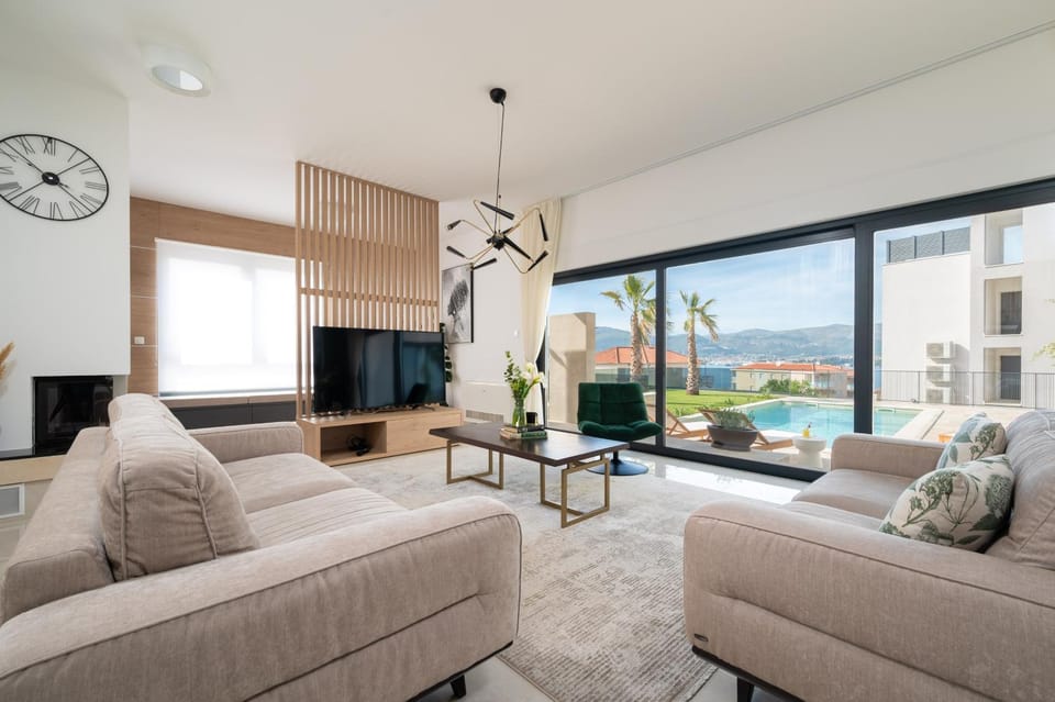 TV and multimedia, Living room, Seating area, Pool view