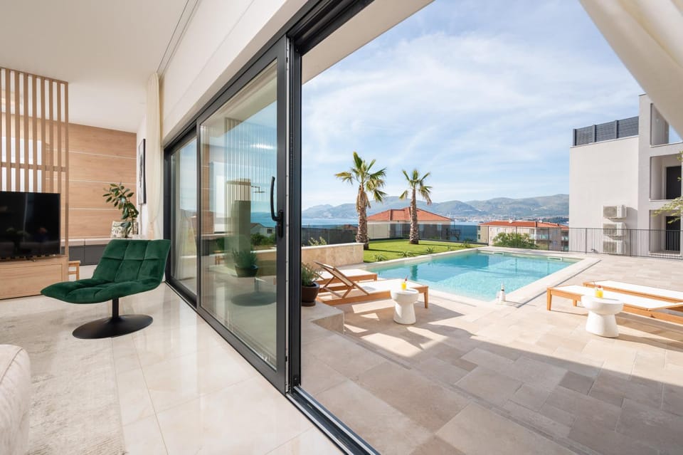 Communal lounge/ TV room, Balcony/Terrace, Seating area, Sea view, Swimming pool