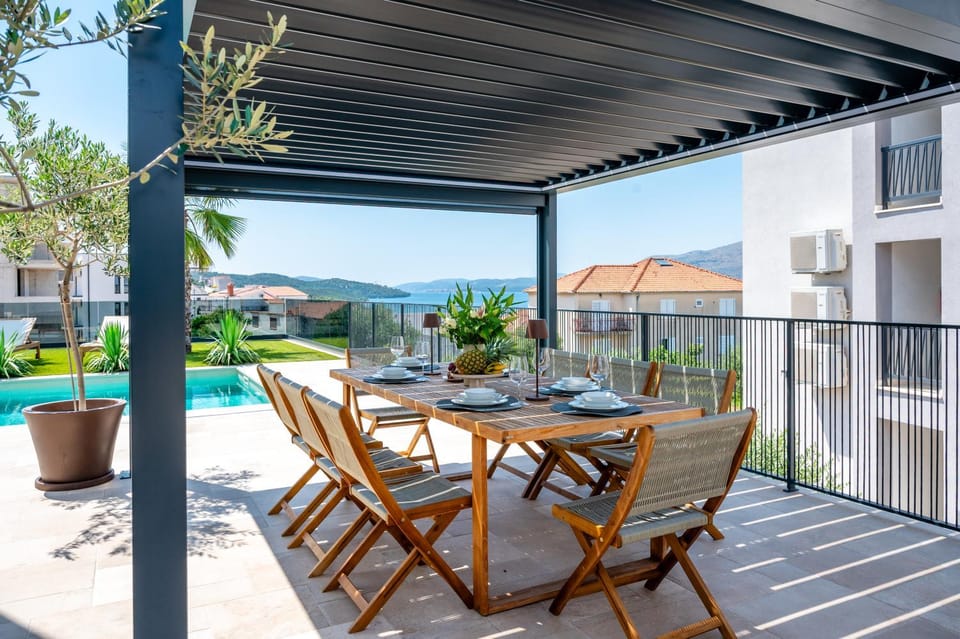 Luxury Villa Olivetum with Heated Pool, Sea View & Sauna - Okrug Gornji Villa in Okrug Gornji