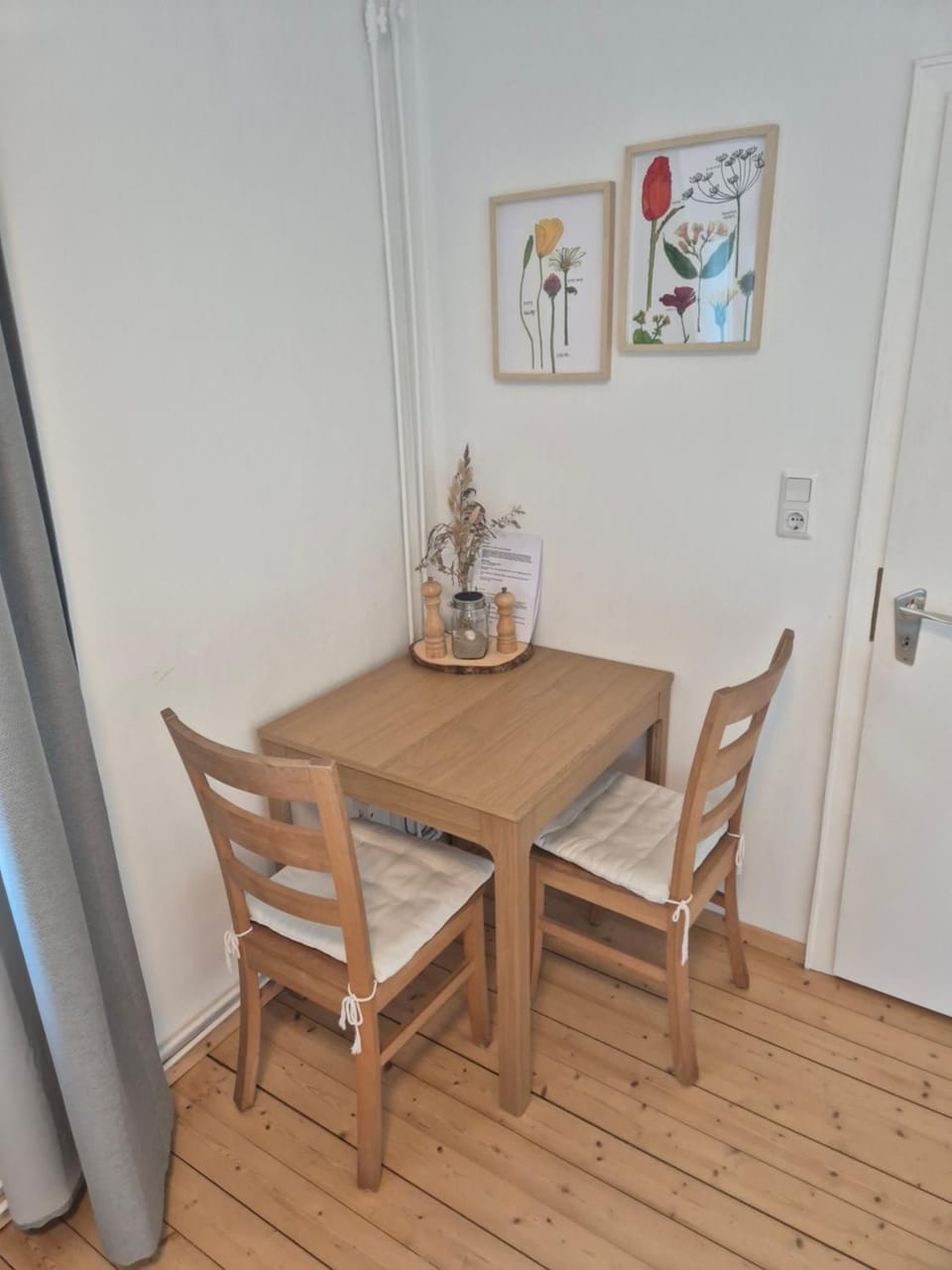 Seating area, Dining area