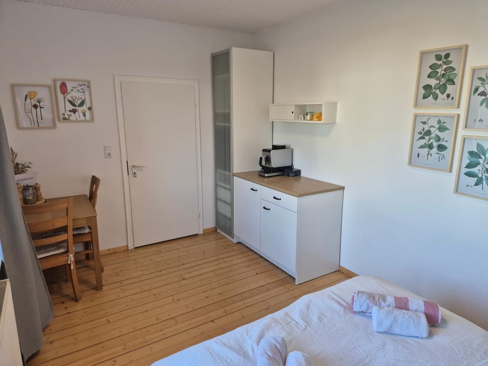 Kitchen or kitchenette, Dining area, internet, wardrobe