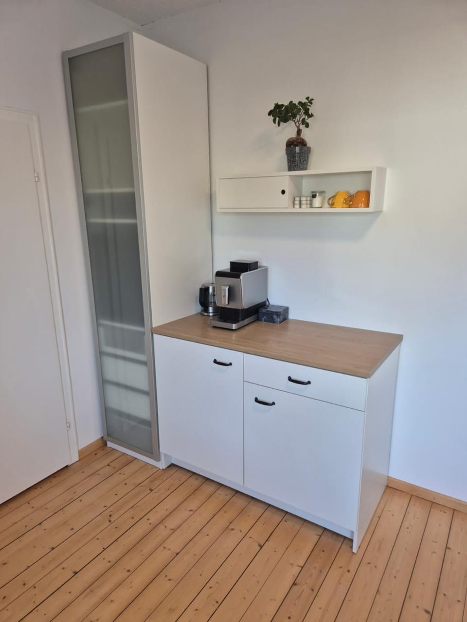 Coffee/tea facilities, Kitchen or kitchenette, minibar, stove