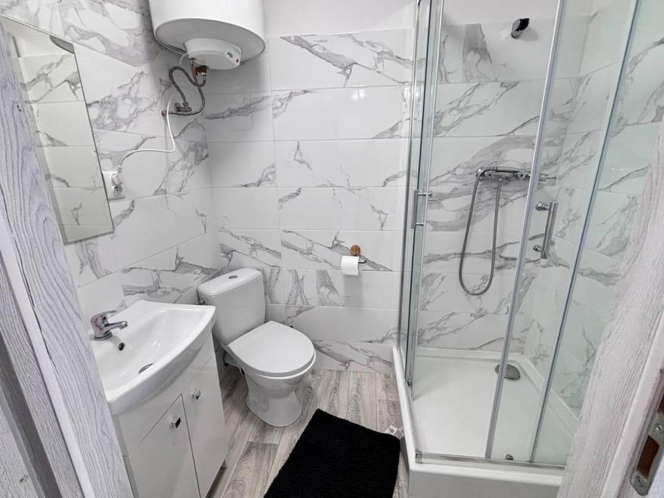Shower, Toilet, Bathroom, towels