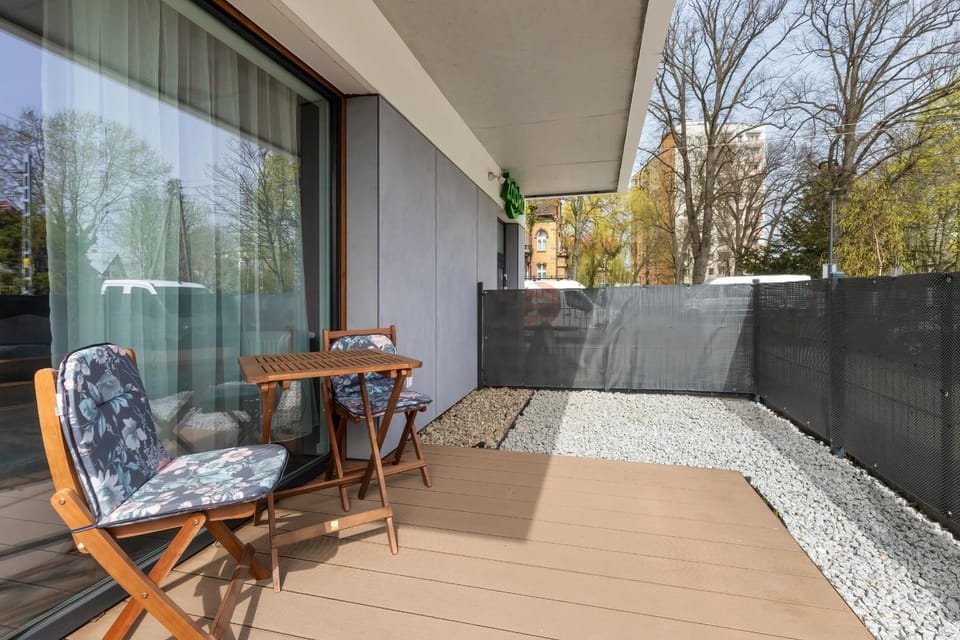 Property building, Day, Balcony/Terrace, Seating area
