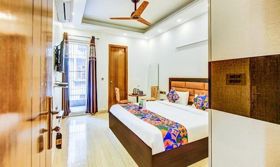 Bed, TV and multimedia, Bedroom, fireplace