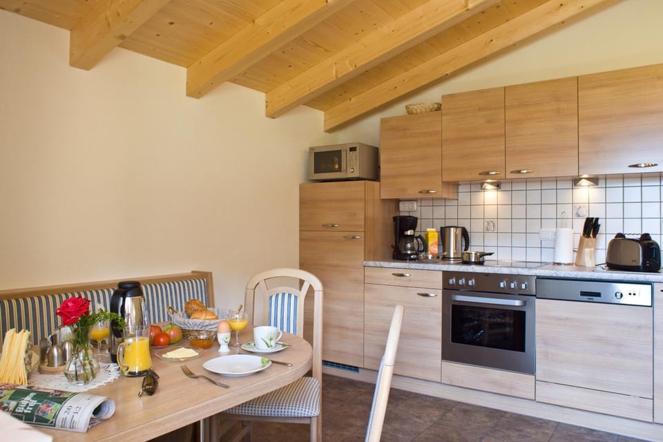 TV and multimedia, Coffee/tea facilities, Balcony/Terrace, Kitchen or kitchenette, Seating area, Dining area
