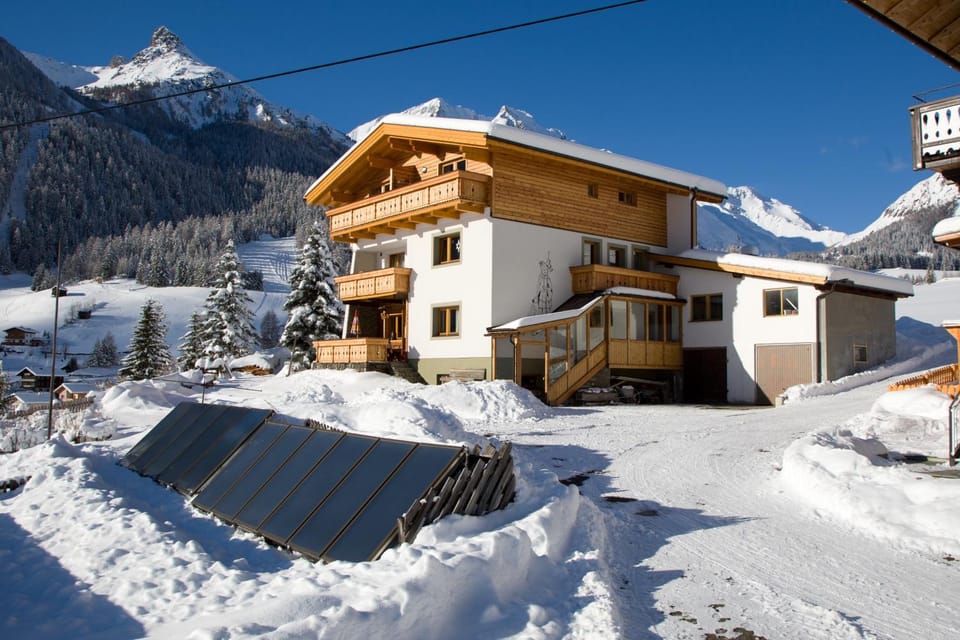 Facade/entrance, Winter, Skiing, View (from property/room), Balcony/Terrace, Area and facilities