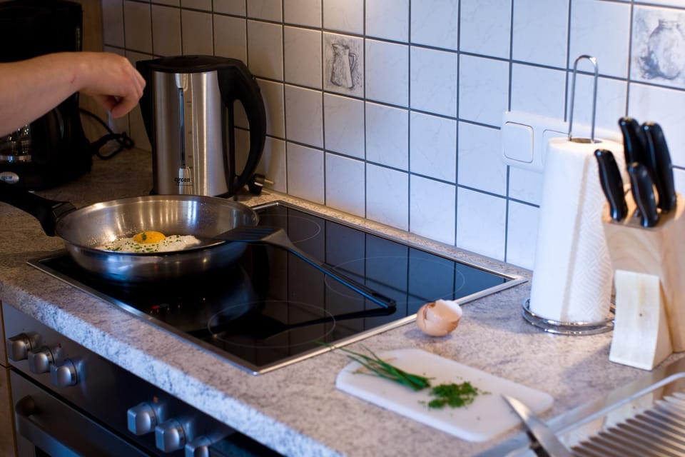 Coffee/tea facilities, View (from property/room), Kitchen or kitchenette, Dining area, Food