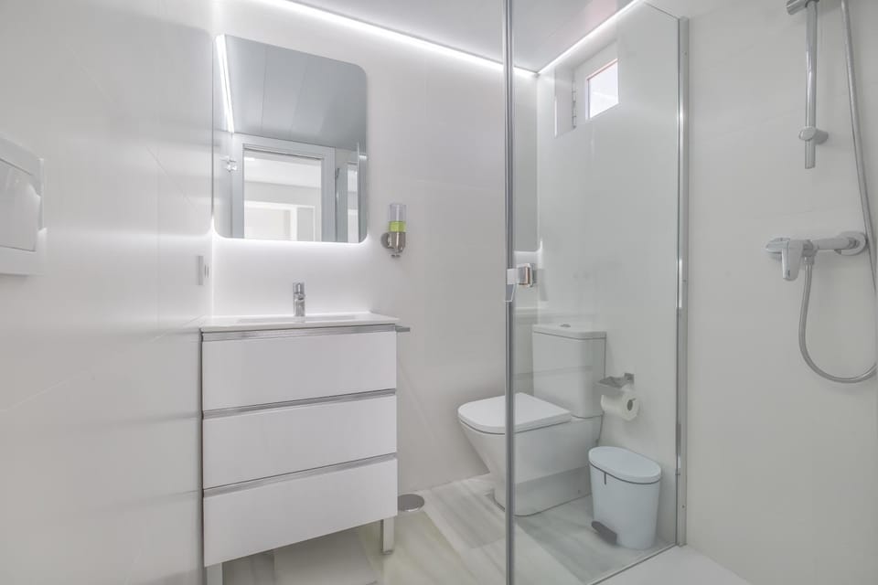 Shower, Toilet, Bathroom, towels