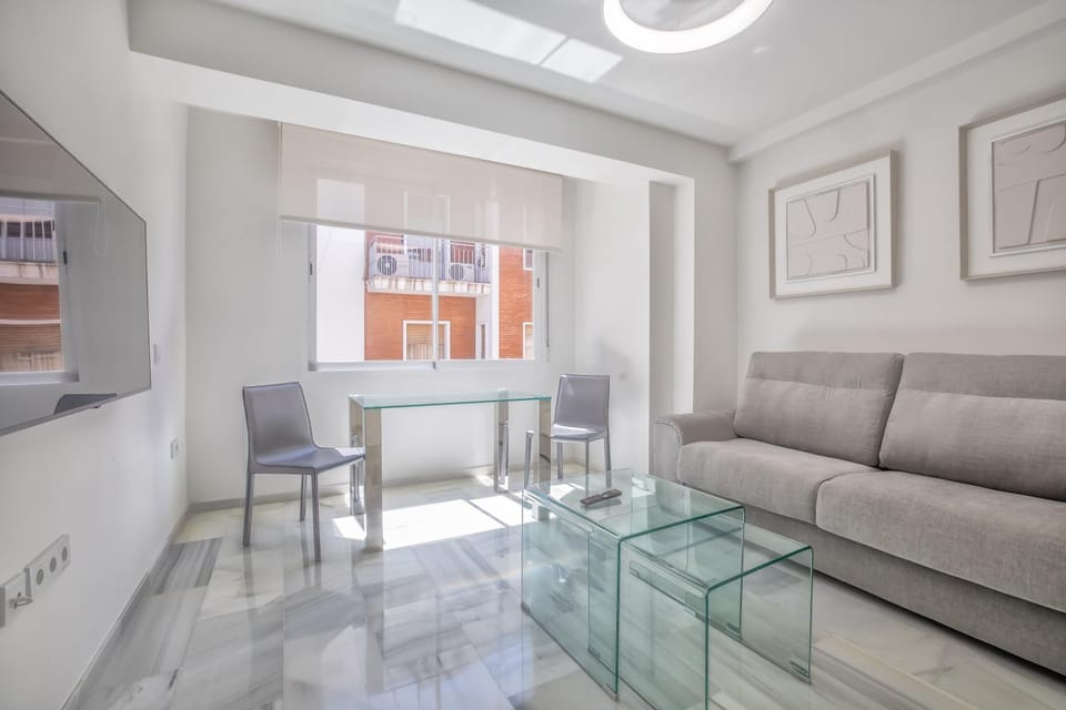 TV and multimedia, Living room, Photo of the whole room, Seating area, Dining area