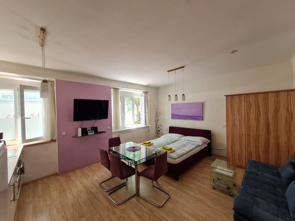 Bed, Photo of the whole room, Seating area, Dining area, Bedroom