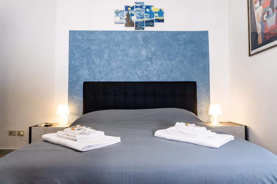 Bed, Bedroom, towels
