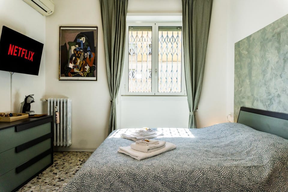 Bed, TV and multimedia, Photo of the whole room, Bedroom, towels