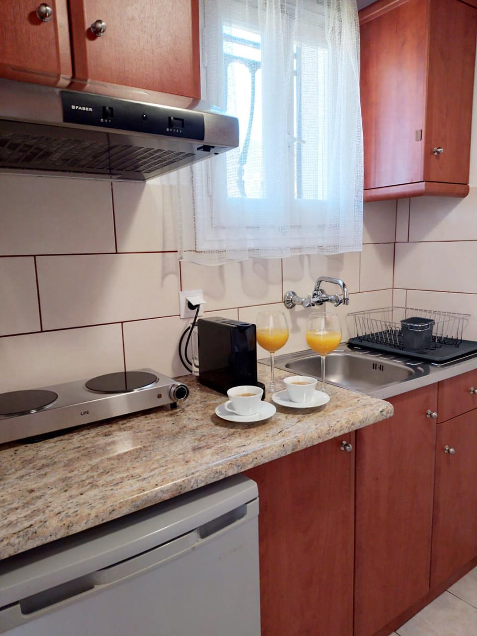 Coffee/tea facilities, Kitchen or kitchenette, stove