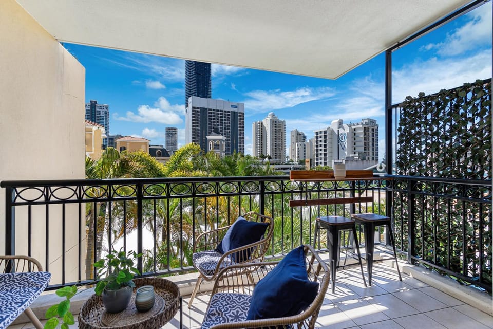 View (from property/room), Balcony/Terrace, City view