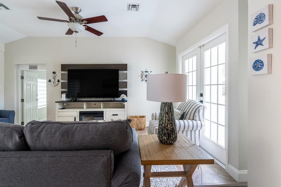 TV and multimedia, Seating area, fireplace