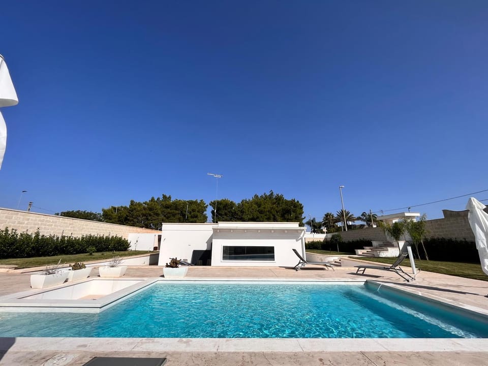 Day, Pool view, Swimming pool, sunbed