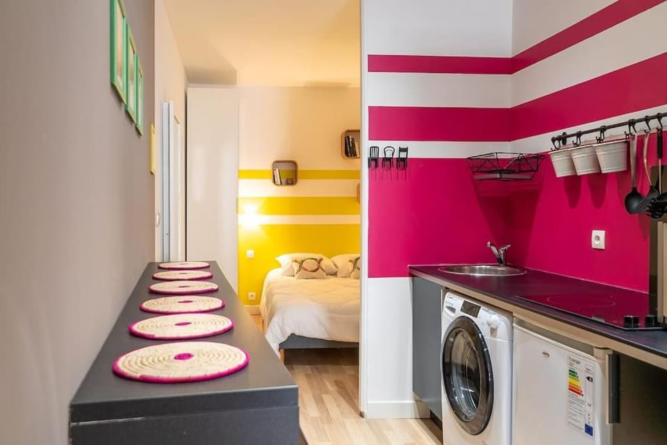 Kitchen or kitchenette, minibar, stove, washing machine