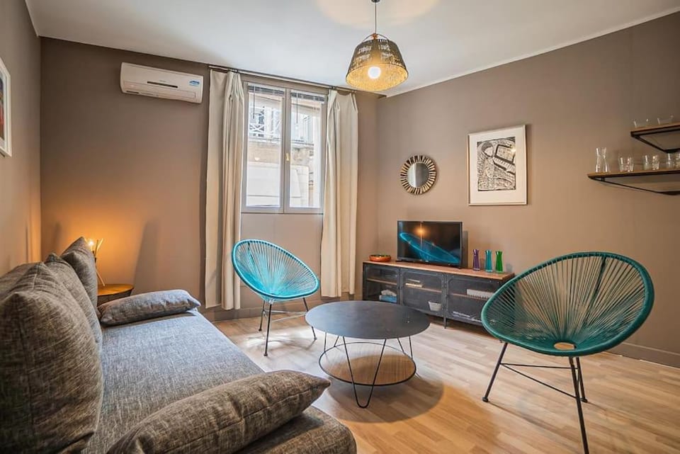 TV and multimedia, Living room, Seating area, air conditioner