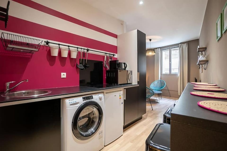 Kitchen or kitchenette, minibar, stove, toaster, washing machine
