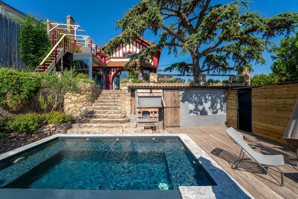 Property building, Patio, Day, Garden, Garden view, Pool view, Swimming pool, sunbed