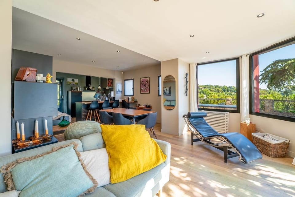 View (from property/room), Living room, Seating area, Dining area