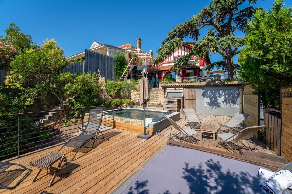 Property building, Patio, Spring, Day, Garden, Garden view, Pool view, Swimming pool, sunbed