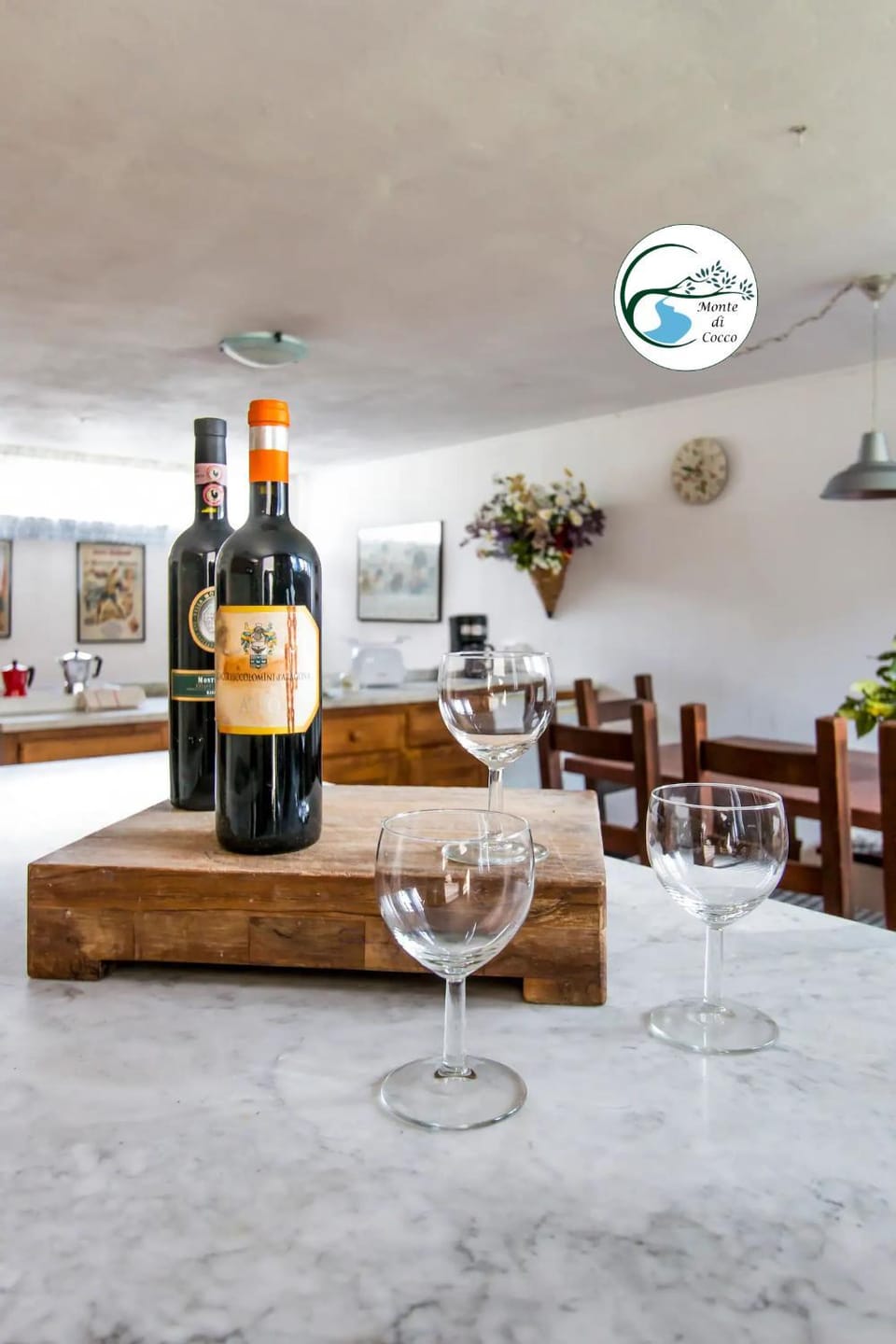 Kitchen or kitchenette, Lounge or bar, Alcoholic drinks, kitchen