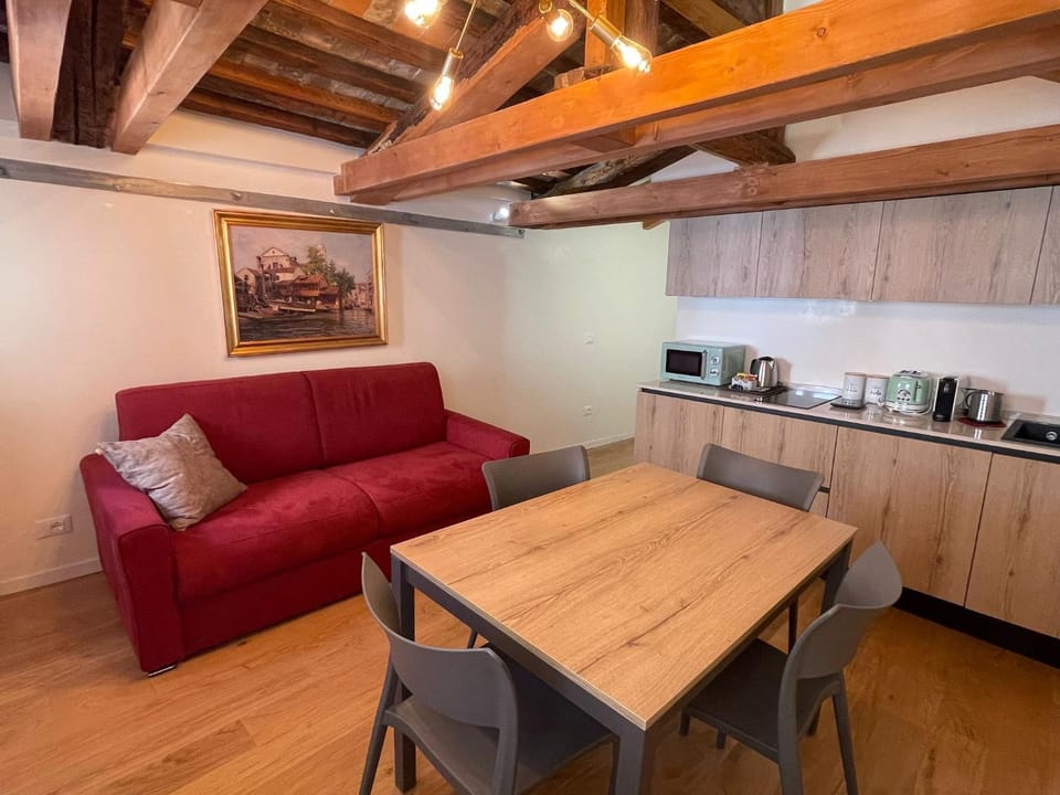 Coffee/tea facilities, Kitchen or kitchenette, Living room, Dining area, pet friendly, stove