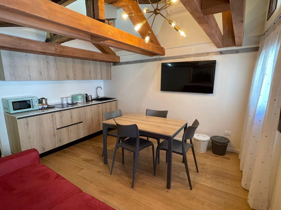 TV and multimedia, Coffee/tea facilities, Kitchen or kitchenette, Living room, Seating area, Dining area, oven, stove