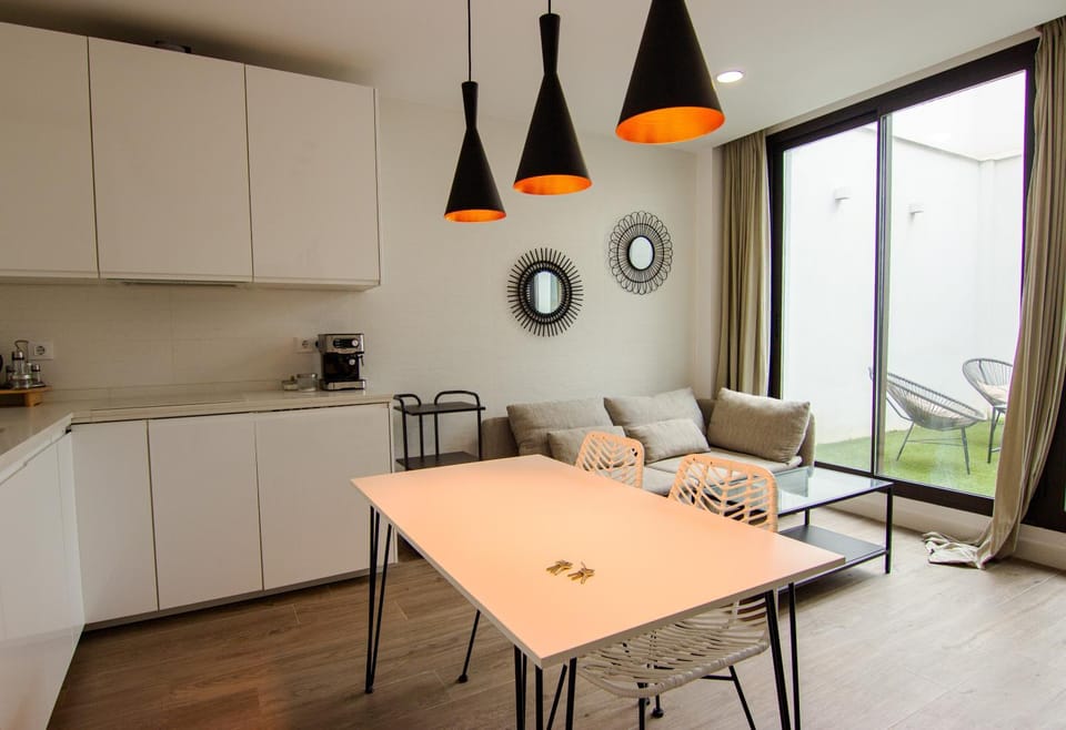 Coffee/tea facilities, Kitchen or kitchenette, Seating area, Dining area