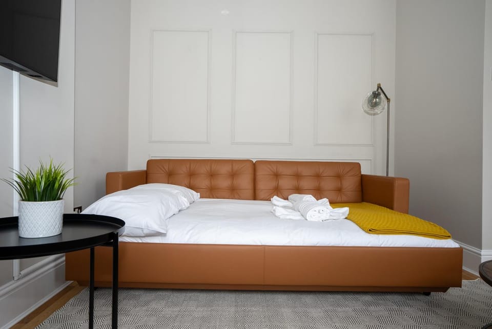 Bed, TV and multimedia, towels