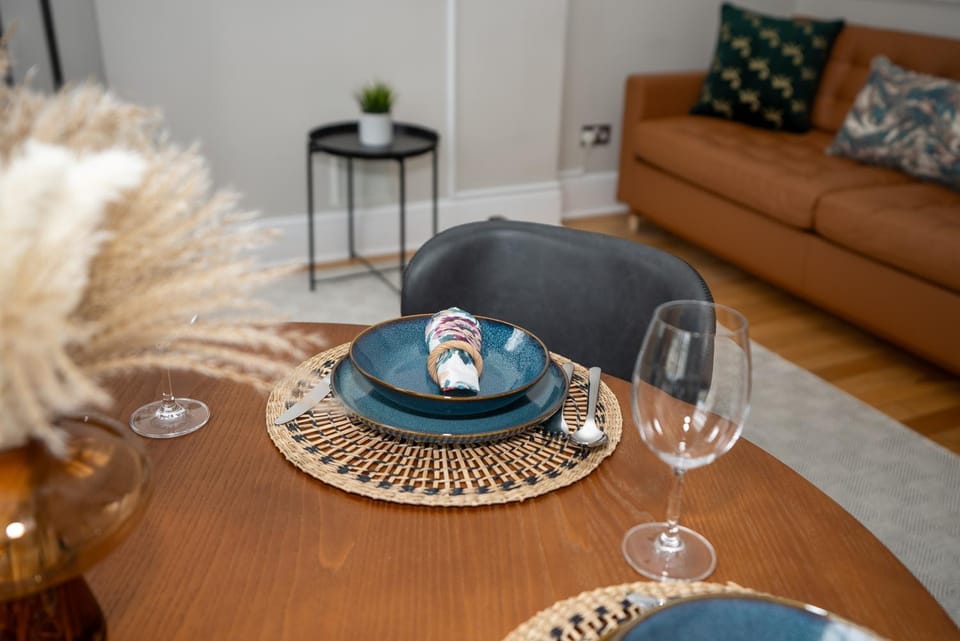 Living room, Seating area, Dining area, Drinks