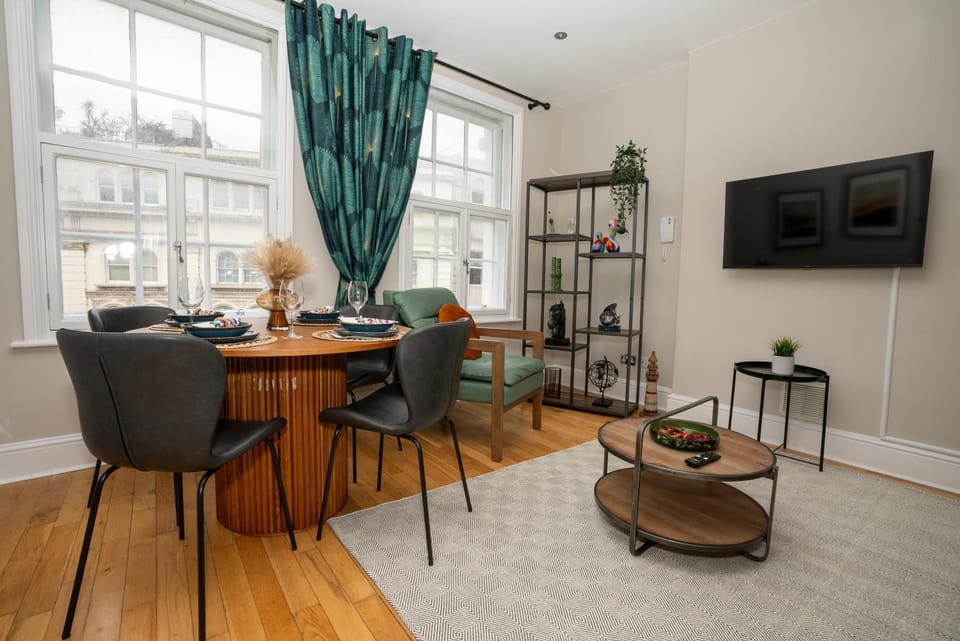 TV and multimedia, Living room, Seating area, Dining area