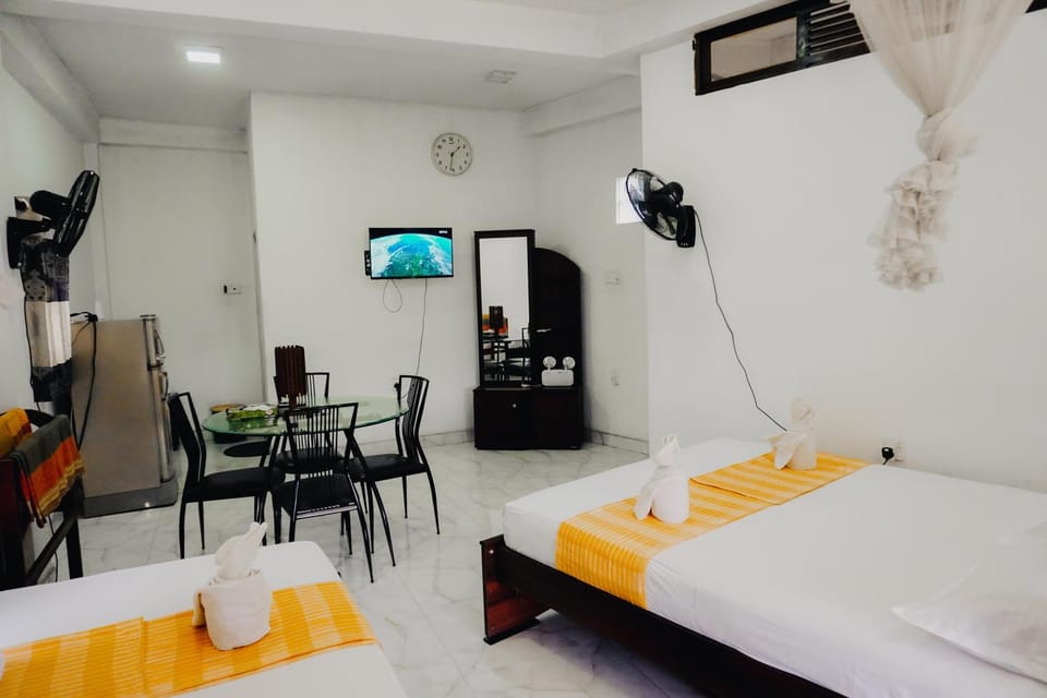 Bed, TV and multimedia, Seating area, Bedroom, towels