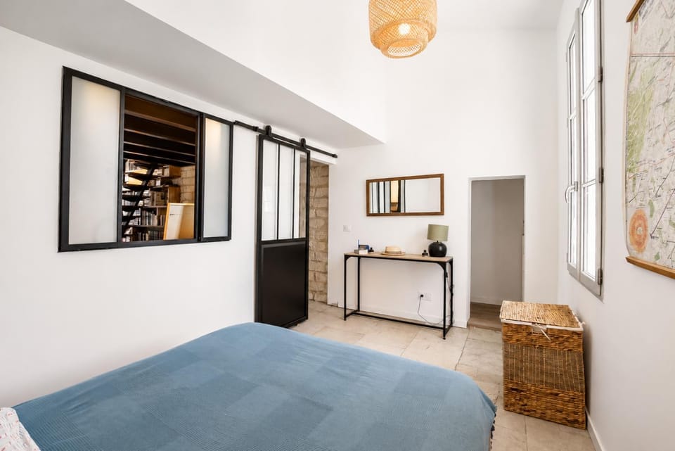 Photo of the whole room, Bedroom