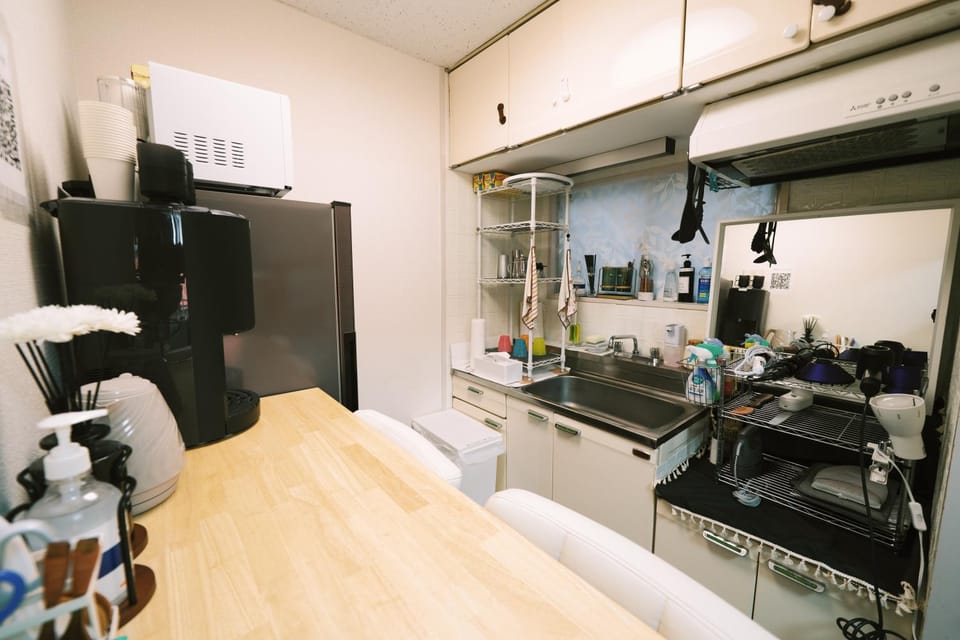 Kitchen or kitchenette, minibar, stove