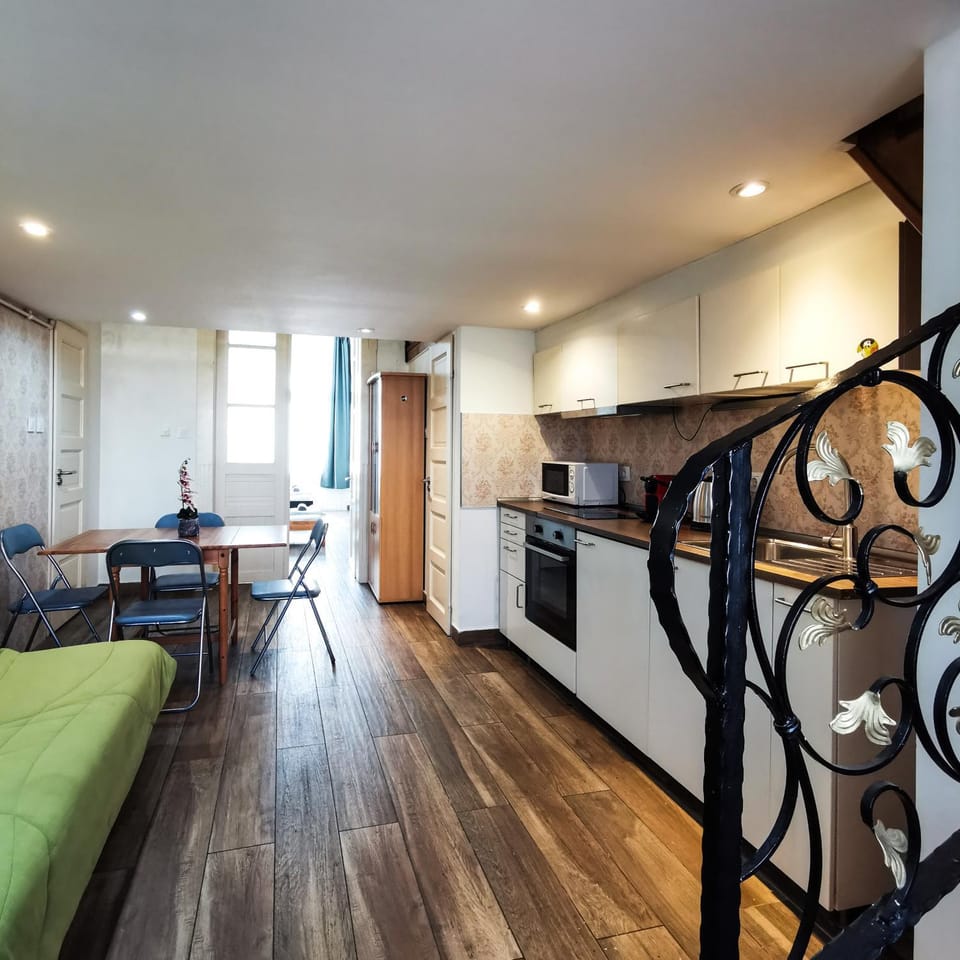 Living room, Seating area, Dining area, minibar, pet friendly, stove, kitchen