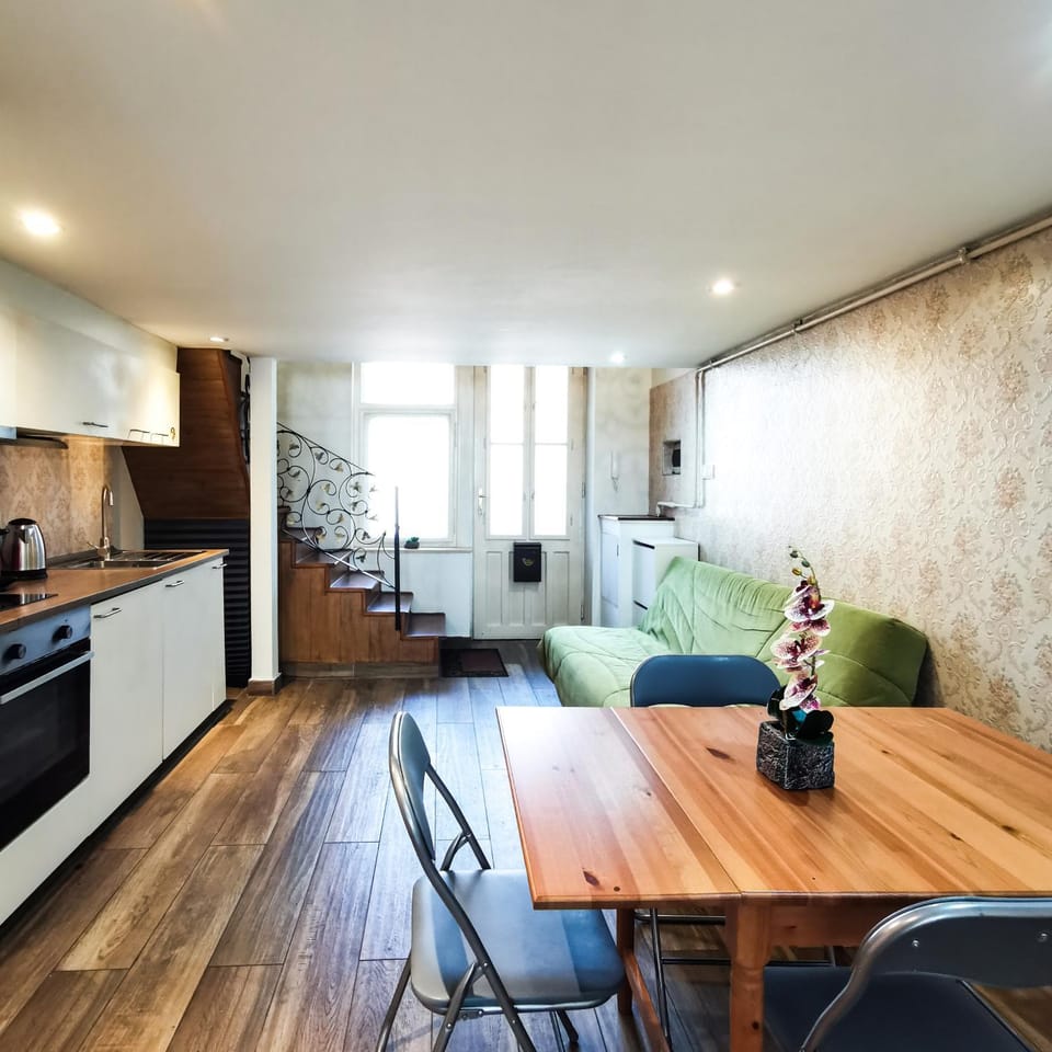 Living room, Seating area, Dining area, minibar, pet friendly, stove, kitchen