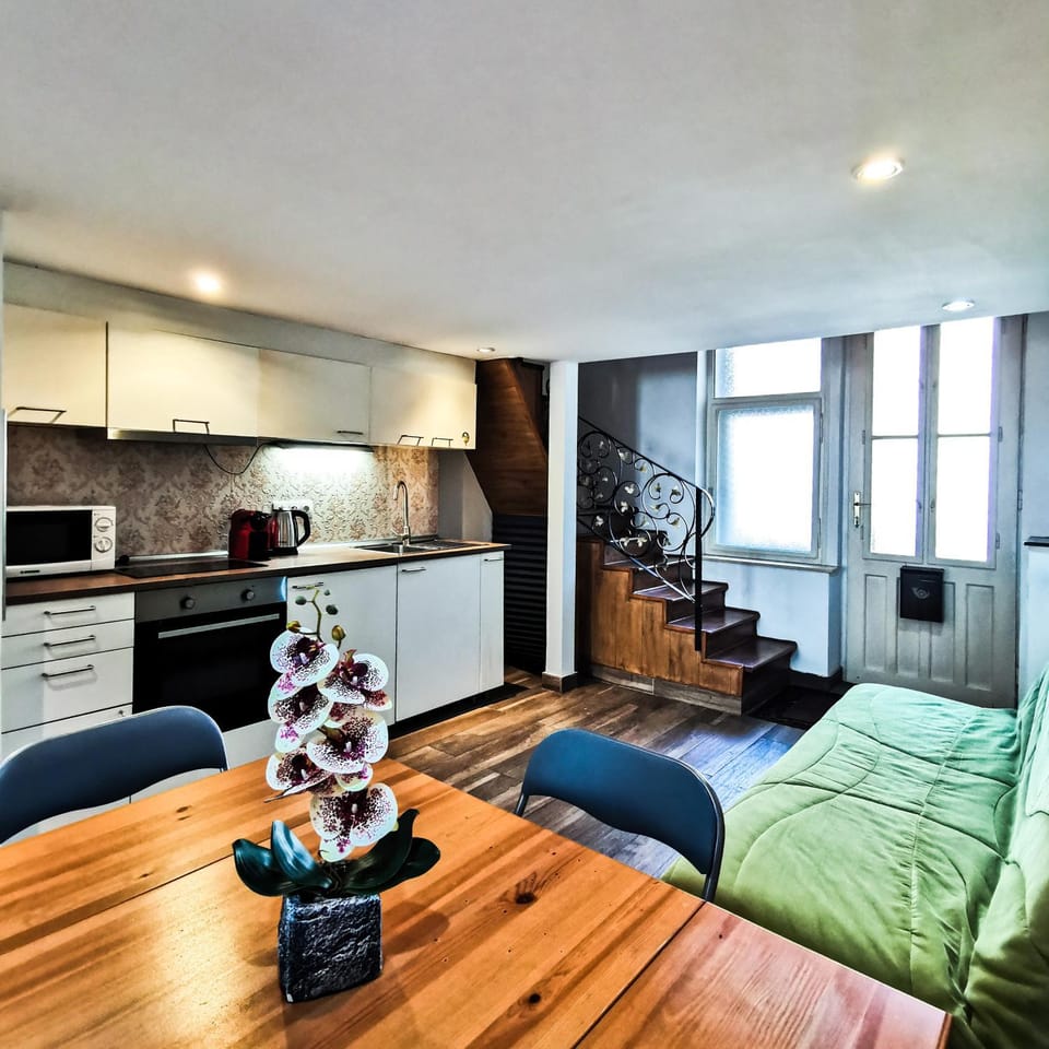 Living room, Seating area, Dining area, minibar, pet friendly, stove, kitchen