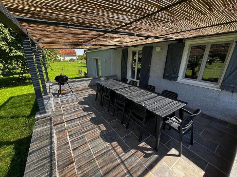 Maison 10 personnes avec piscine jacuzzi, proche du PAL House in Auvergne-Rhône-Alpes