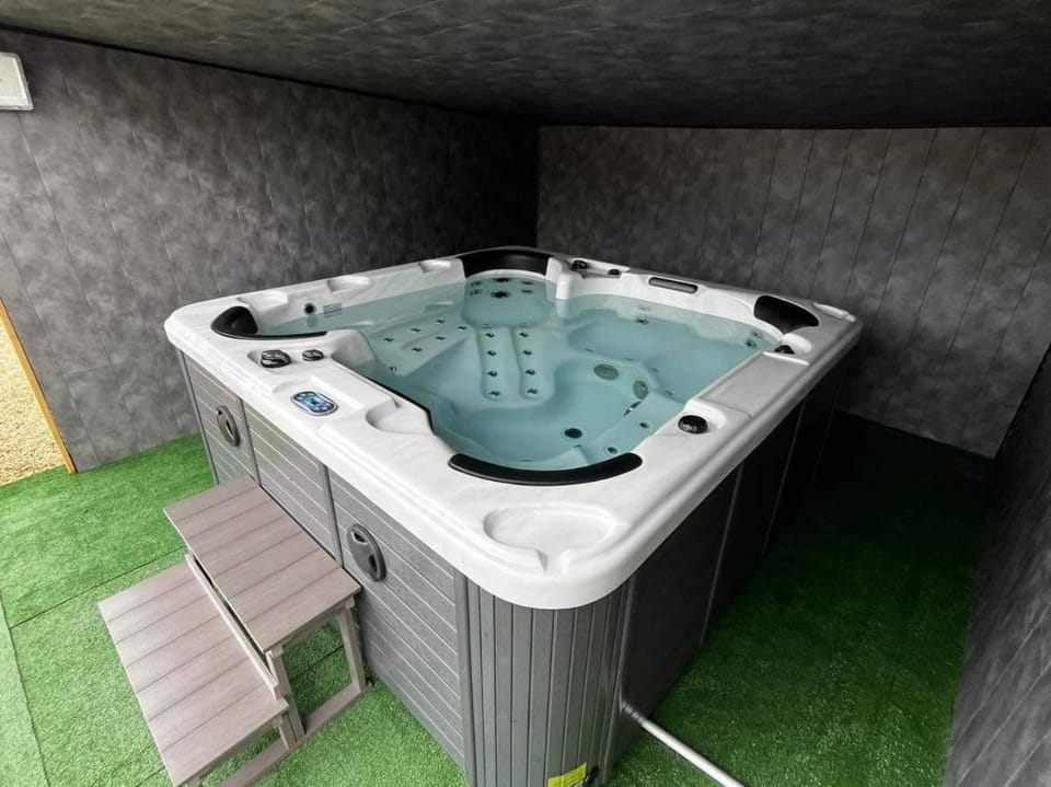 Maison 10 personnes avec piscine jacuzzi, proche du PAL House in Auvergne-Rhône-Alpes