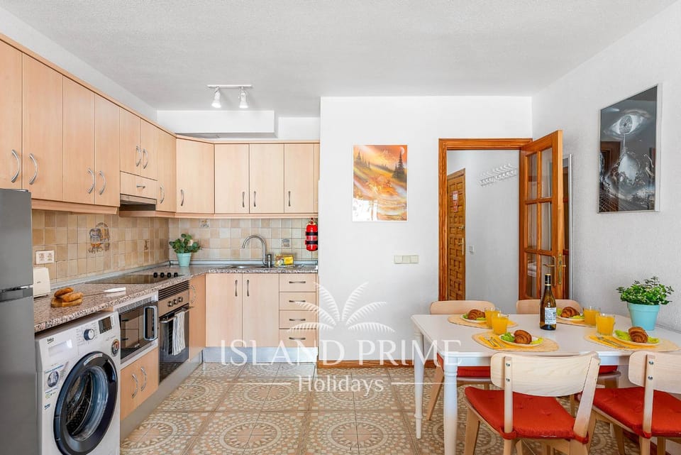 Kitchen or kitchenette, Dining area, minibar, pet friendly, stove, toaster, washing machine